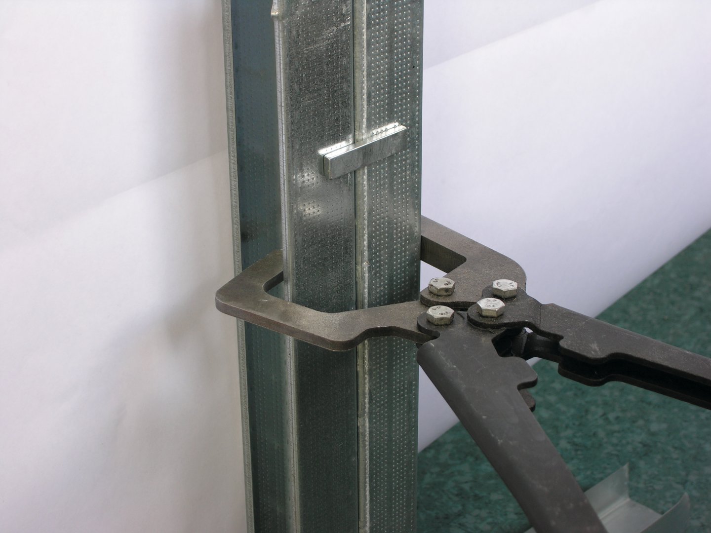 Pinza para unir canales y montantes para perfiles recto verso 02