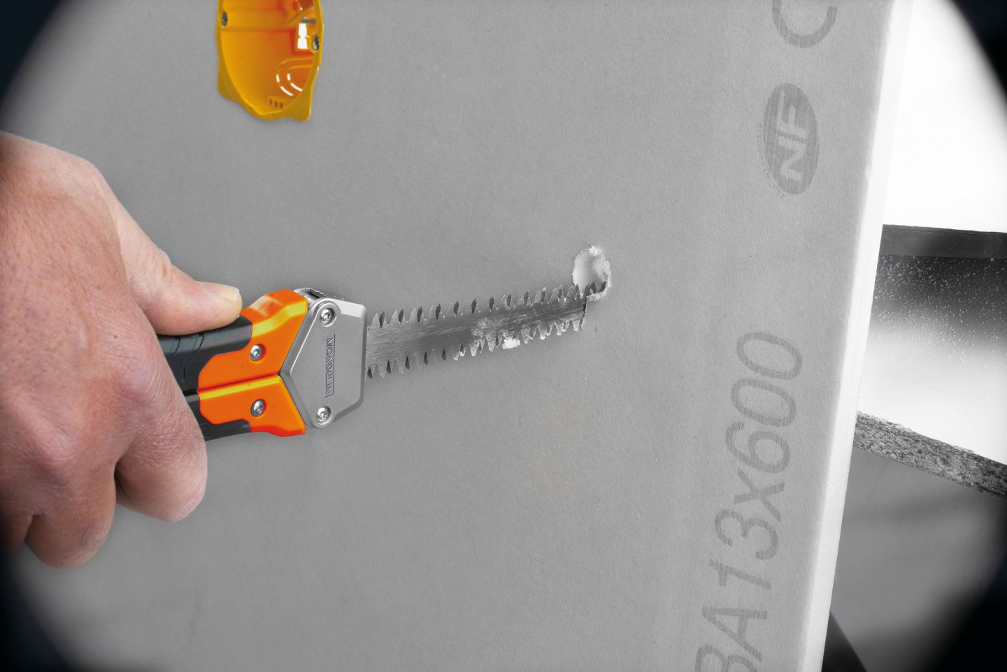 Sierra de sable con hoja retráctil 02