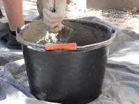 Cubo de plástico negro con asa 02